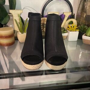 Chic Black Wedge Sandals